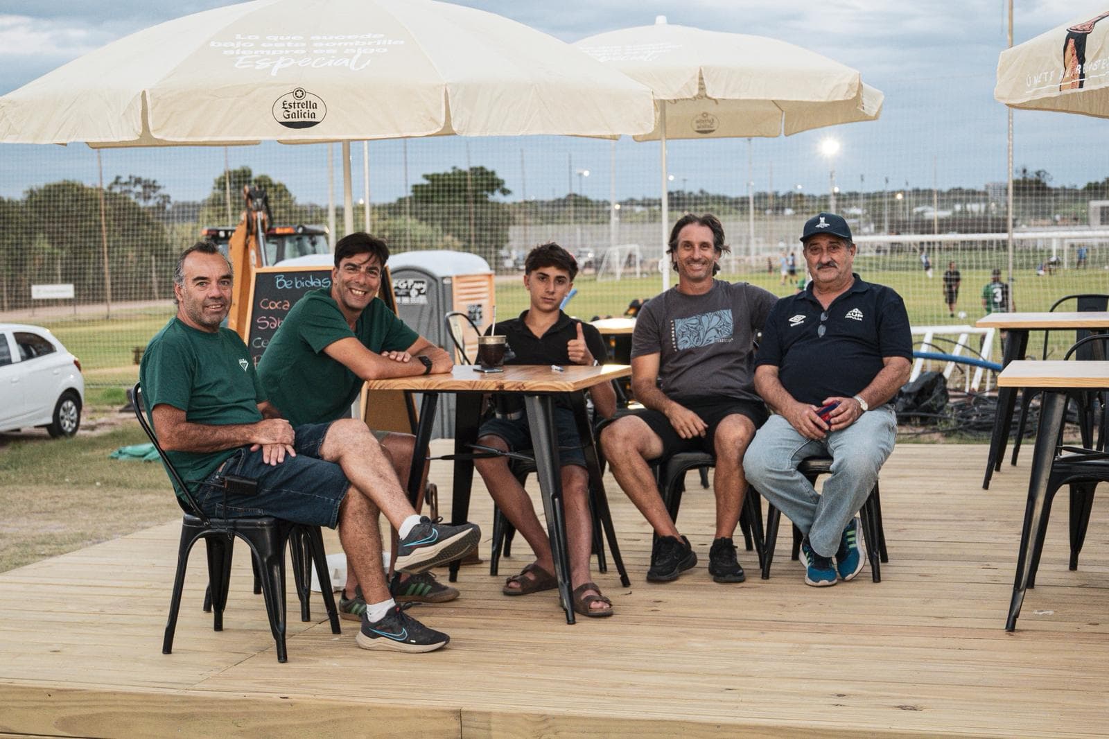 Tercer tiempo en el deck del complejo, después del partido