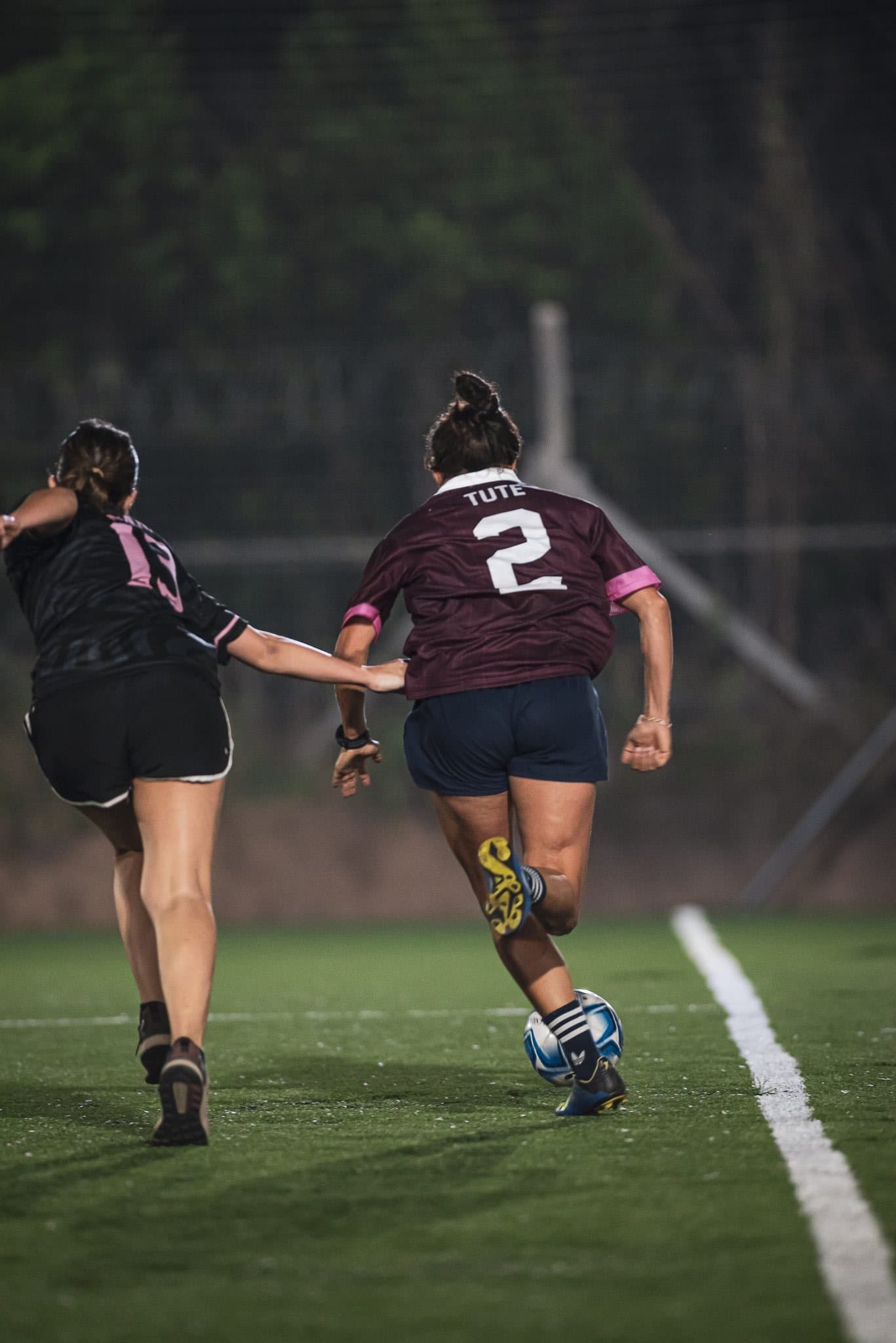Partido de fútbol 7 en cancha de césped sintético