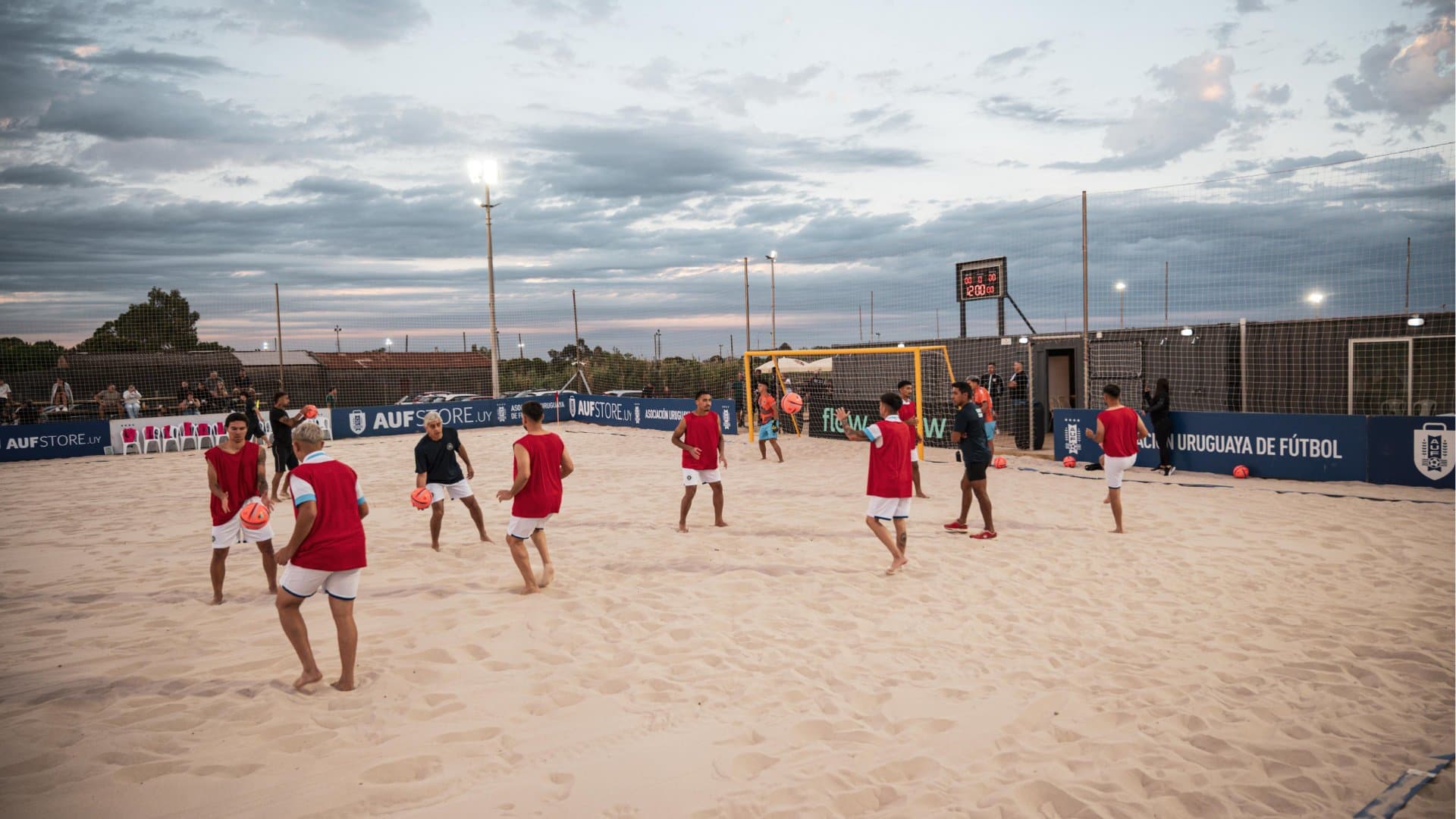 Partido de fútbol playa en el estadio de arena de Nogales