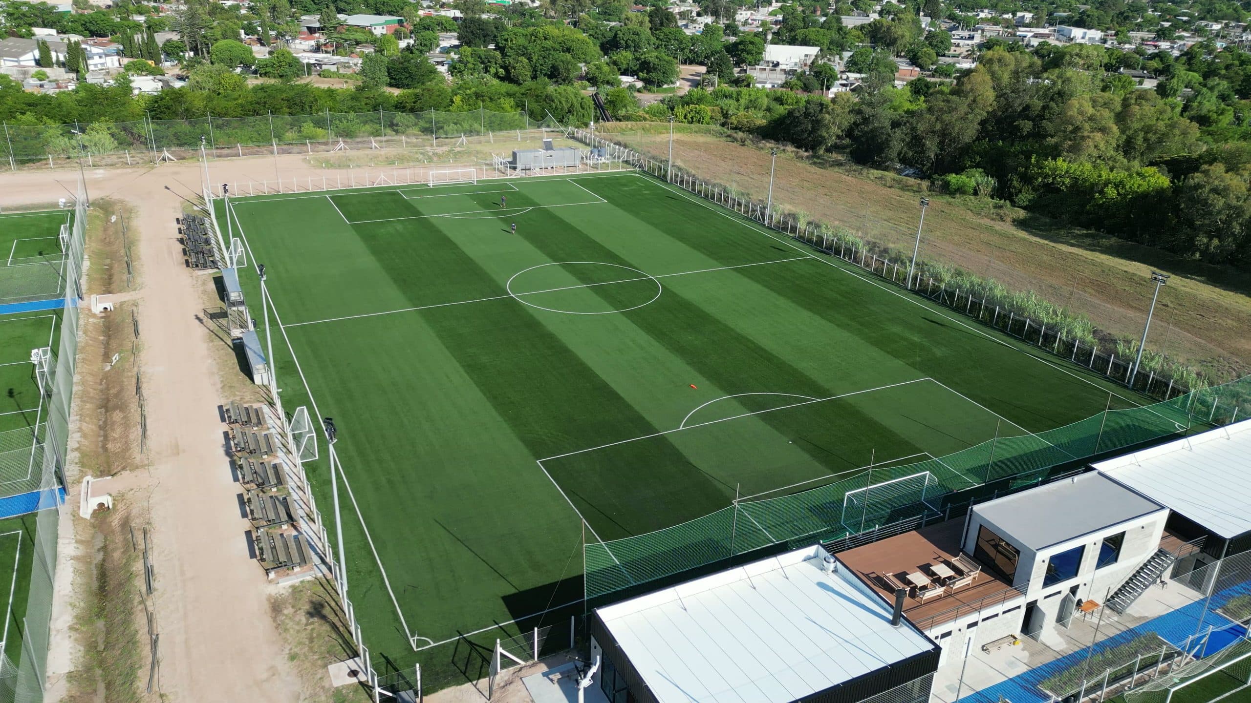 Complejo deportivo Nogales desde el aire, canchas de fútbol en Montevideo