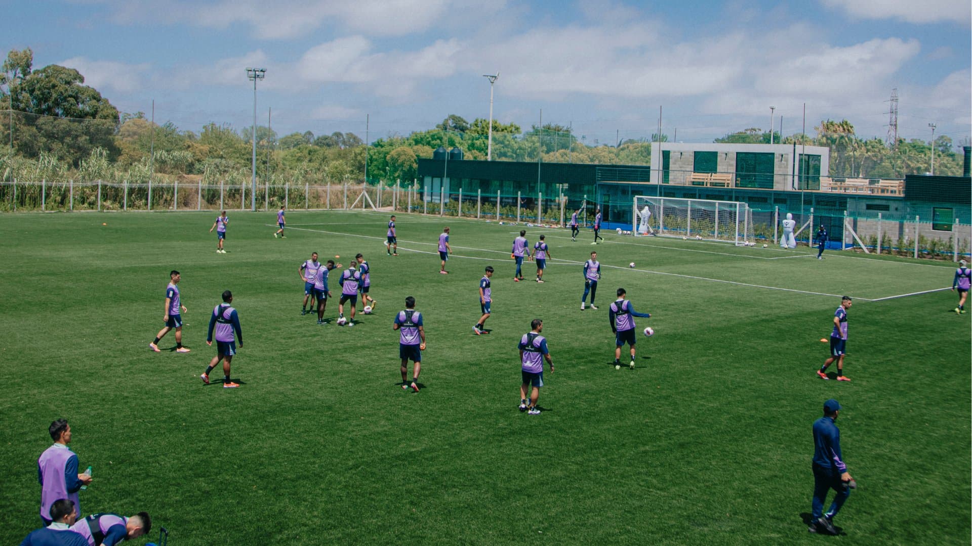 Plantel entrenando en la cancha de césped de Nogales