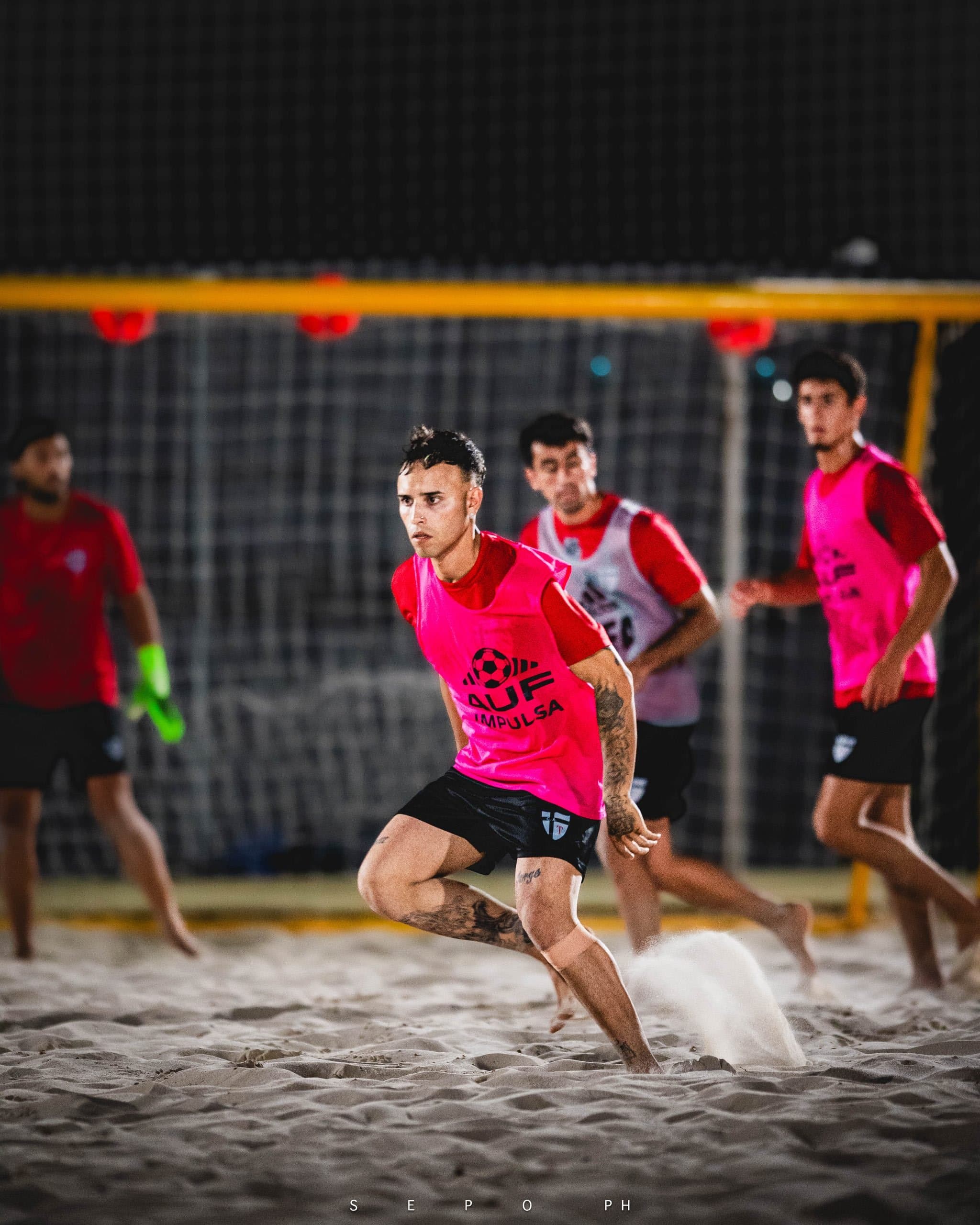 Partido de fútbol playa en el estadio de arena