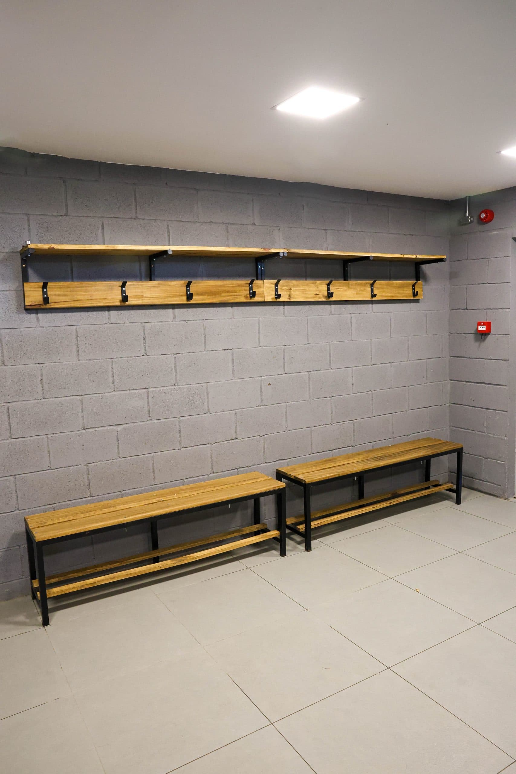 Vestuario con bancos y lockers
