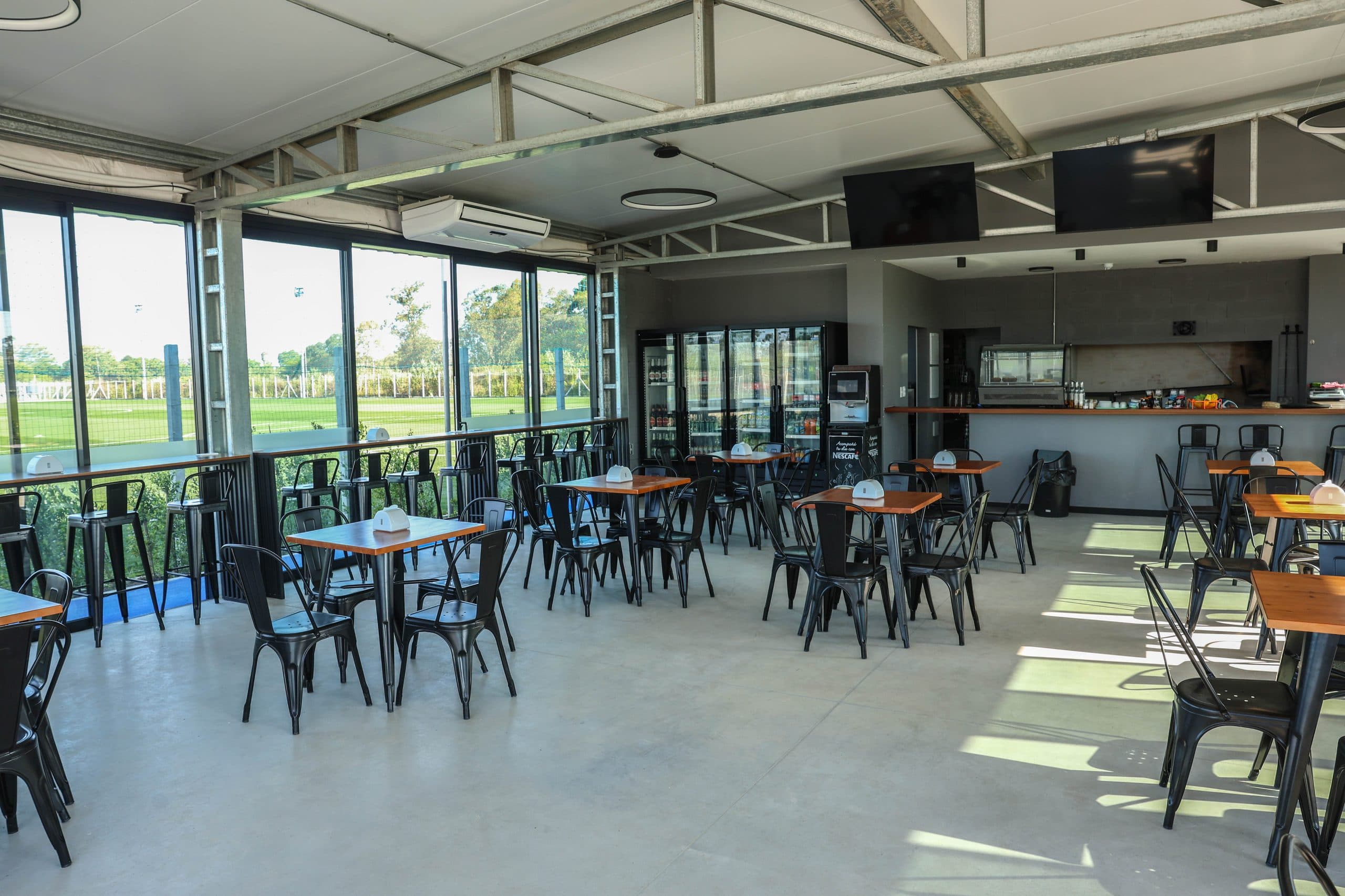 Mesas del restaurante preparadas para el tercer tiempo