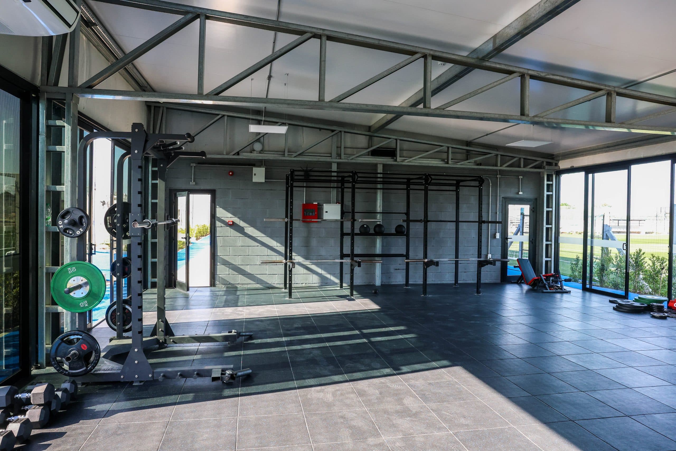 Interior del gimnasio del complejo