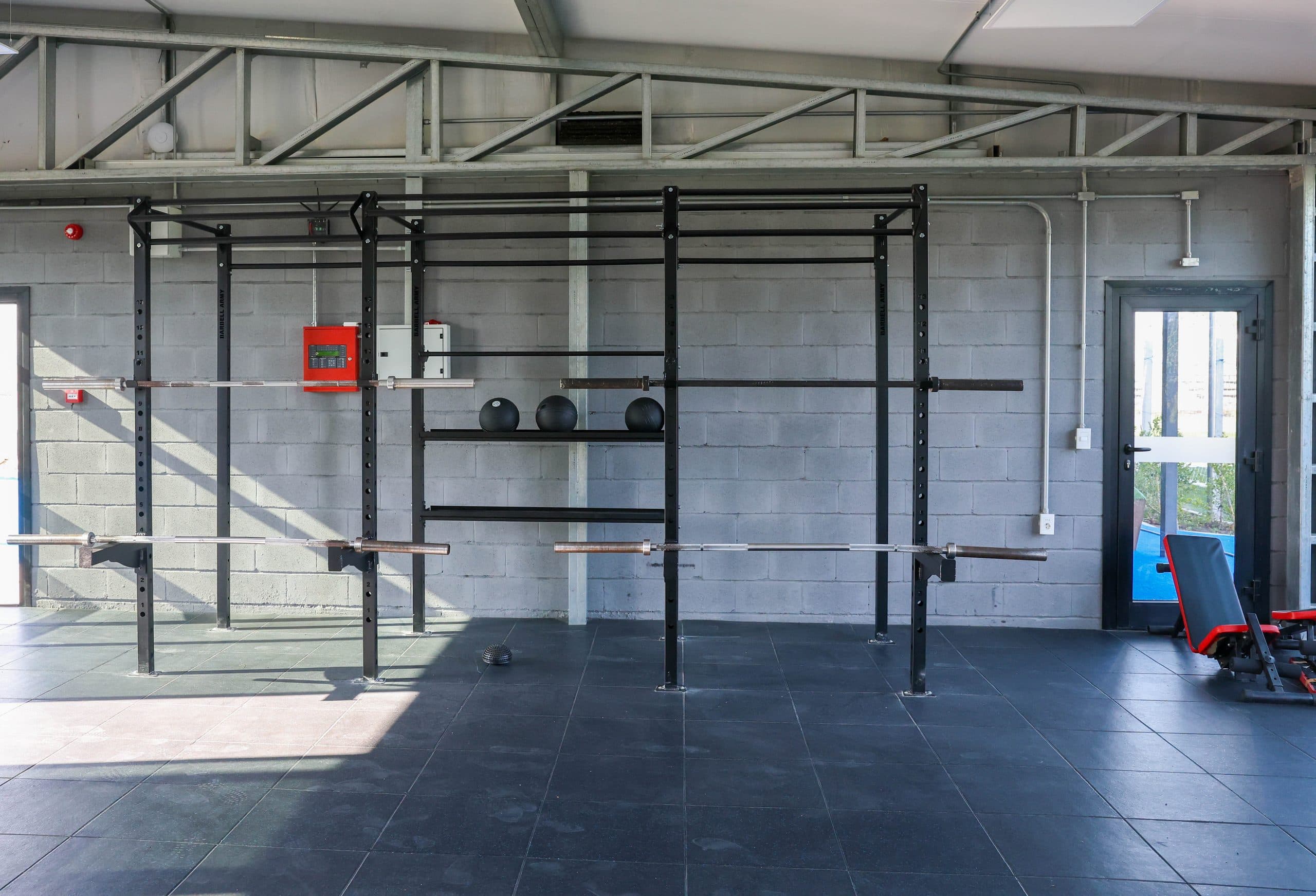 Equipamiento de entrenamiento en el gimnasio