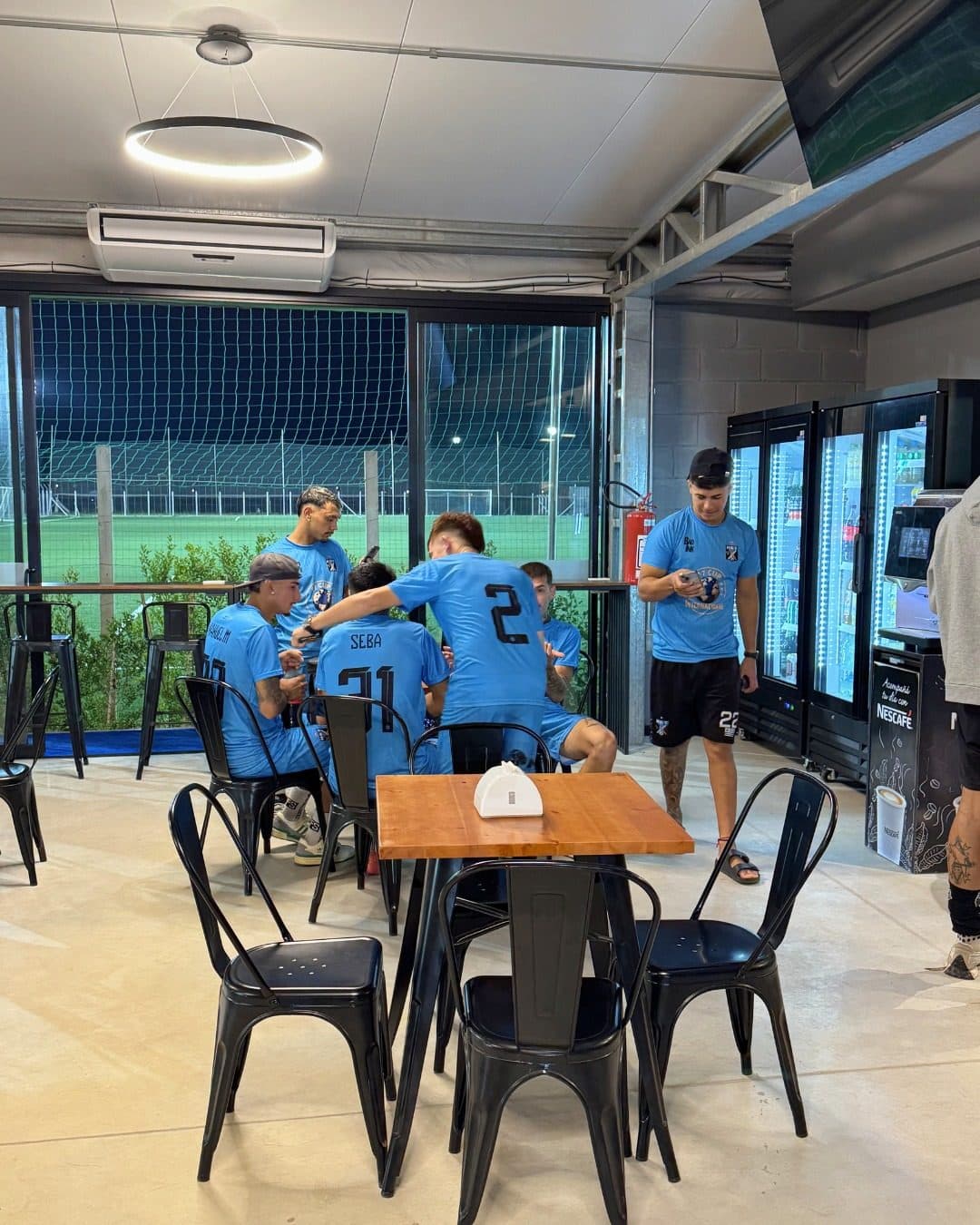 Equipo celebrando en el campo de juego
